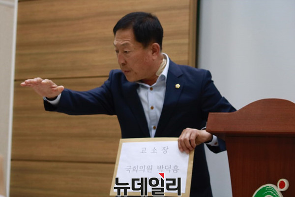 ▲ 충북 영동군의회 박계용 의원이 30일 충북도청에서 검찰에 제출한 고소장을 들고 당시 상황을 설명하고 있다.ⓒ김종혁 기자