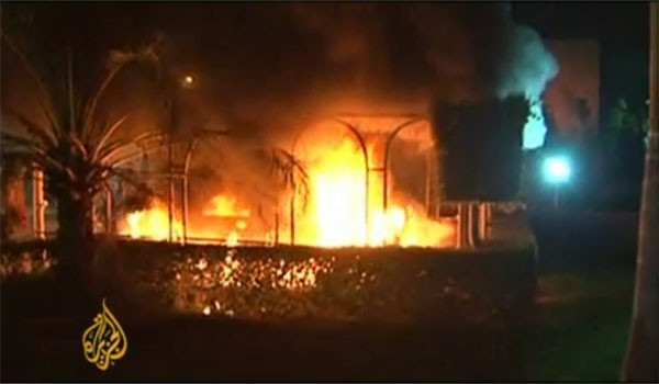 ▲ 2012년 9월 11일(현지시간) 리비아 벵가지 소재 美영사관이 무장폭도들의 습격을 받았다. 이 폭동의 핵심 용의자 1명이 美특수부대에 체포돼 미국으로 압송 중이라고 한다. ⓒ알 자지라 당시 보도영상 캡쳐.