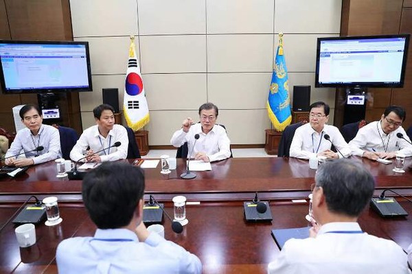 ▲ 청와대가 31일 춘추관에서 기자들과 만나 홍종학 중소벤처기업부 후보자 관련 논란에 대해 '문제 없다'는 태도를 보였다. ⓒ청와대 제공