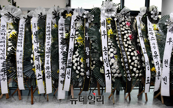 ▲ 故 김주혁의 여자친구 이유영 근조화환 ⓒ 사진=공동취재단