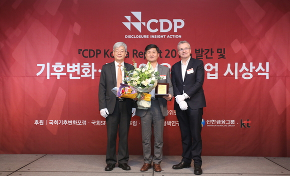 ▲ 한국타이어는 2017 CDP 기후변화 대응 우수기업 시상식에서 '탄소경영 섹터 아너스'로 선정됐다고 31일 밝혔다.ⓒ한국타이어