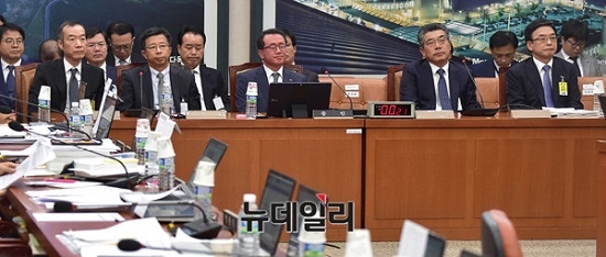 ▲ 국회 국토위가 진행한 국토부 감사에 증인으로 출석한 5개 건설사 대표들. 왼쪽부터 최치훈 삼성물산 대표, 임병용 GS건설 대표, 조기행 SK건설 대표, 강영국 대림산업 대표, 정수현 현대건설 대표. ⓒ뉴데일리 이종현