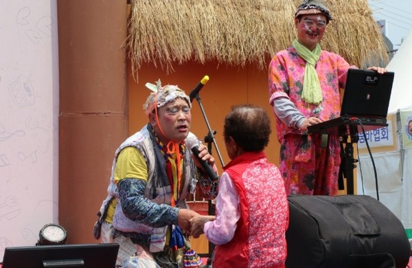 ▲ 지난 5월 열린 제18회 음성품바축제의 한 공연장의 모습.ⓒ음성군