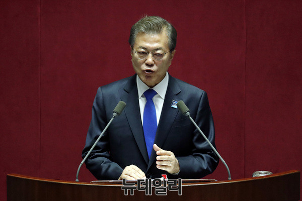 ▲ 1일 오전 국회에서 '2018년도 예산안 및 기금운용계획안' 시정연설을 하는 문재인 대통령. ⓒ뉴데일리 DB