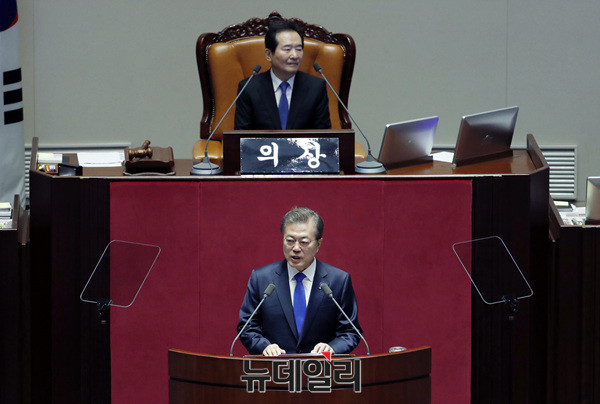 ▲ 1일 오전 국회에서 '2018년도 예산안 및 기금운용계획안' 시정연설을 하는 문재인 대통령. ⓒ뉴데일리 DB