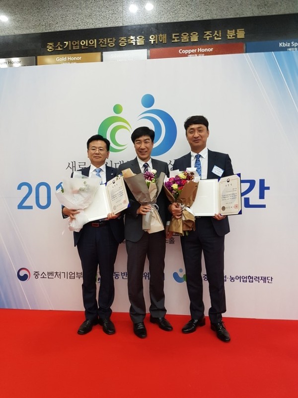 ▲ LS산전과 ACE Club 대표기업 한길이에스티가 ‘2017 동반성장주간 기념식’에서 우수 수탁기업협의회 단체부문 중소벤처기업부 표창을 받았다. (왼쪽부터) LS산전 전략구매 김준길 담당, 동반성장팀 김기복 팀장, 한길이에스티 윤기석 대표가 기념촬영을 하고 있다. ⓒLS산전