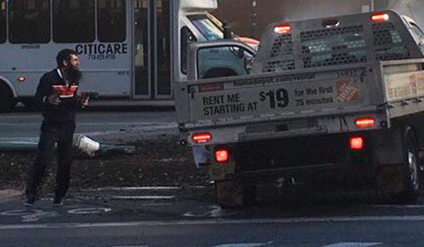 ▲ 트럭 돌진 테러 직후 도주하는 범인 '사이포프'. 손에 페인트볼 건을 들고 있다. ⓒ美CNN 관련보도 화면캡쳐-트위터 공개사진.