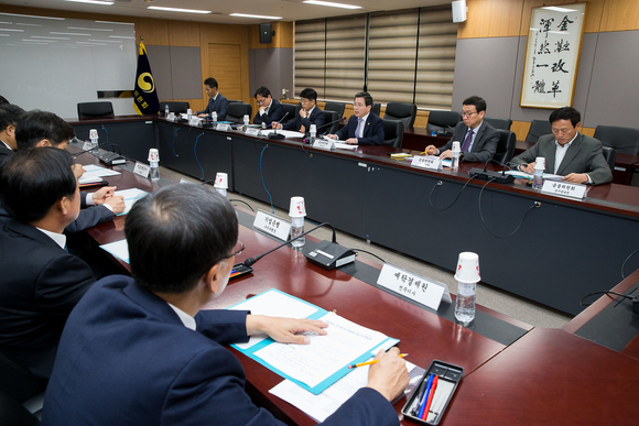 ▲ 김용범 금융위 부위원장은 1일 정부서울청사에서 금융공공기관·은행권 합동 '금융권 채용문화 개선회의'를 열어 최근 범정부적인 공공기관 채용비리 근철대책 취지를 설명하고, 향후 금융권 채용문화 개선을 위한 금융공공기관과 은행권의 적극적인 동참과 노력을 당부했다.ⓒ금융위원회