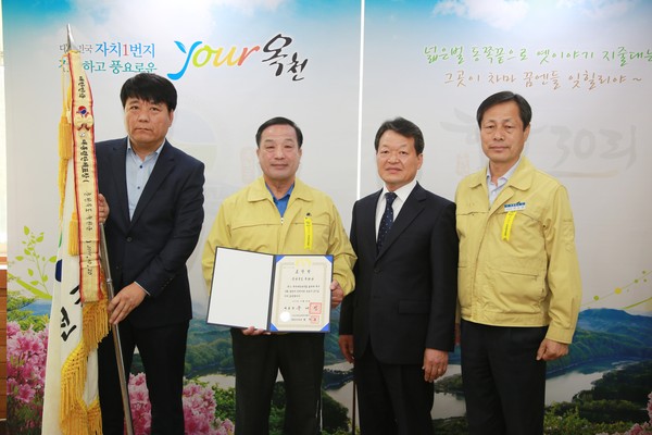 ▲ 옥천군이 행정안전부가 주관한 ‘2017년도 국가 재난관리’ 유공기관으로 선정돼 대통령 기관 표창을 받았다. 사진은 신강섭 옥천부군수가 충청북도 고규창 행정부지사로부터 ‘국가 재난관리’ 유공 대통령 기관 표창을 받고 있다.ⓒ옥천군