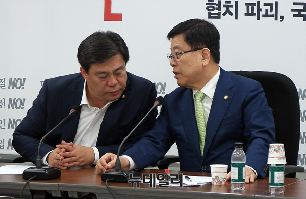 ▲ 자유한국당 김선동 원내수석부대표(사진 왼쪽)는 2일 정부의 중국에 대한 이른바 3불 약속을 '사술'이라고 강도 높게 비판했다. ⓒ뉴데일리 이기륭 기자