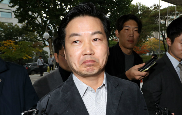 ▲ 홍종학 중소벤처기업부장관후보자가 취재진의 질문 세례 속에 굳은 표정으로 출근하고 있다. ⓒ뉴시스 사진DB