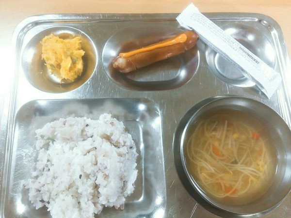 ▲ 지난 9월 28일 충북 청주 J고 학생들에게 제공된 급식 모습이다. 식판에는 밥과 콩나물국, 소시지 하나 등 부실한 급식을 보여주고 있다.ⓒJ고 학부모 제공