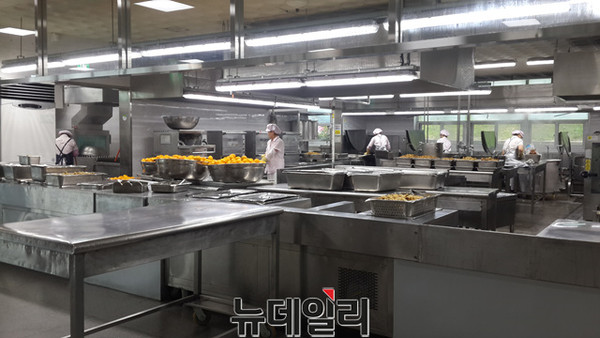 ▲ 2일 충북 청주시 J고등학교 급식 조리실 모습.ⓒ김종혁 기자
