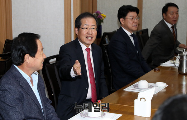 ▲ 자유한국당 홍준표 대표가 2일 여의도 한 식당에서 재선 의원들과 회동했다.  ⓒ뉴데일리 이종현 기자