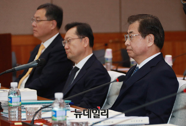 ▲ 2일 국회 정보위 비공개 국정감사에 참석해 기다리고 있는 서훈 국정원장. ⓒ국회 사진공동취재단