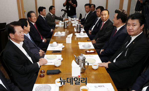 ▲ 자유한국당 홍준표 대표가 2일 낮 여의도의 한 식당에서 당내 재선 의원들과 회동을 갖고 있다. ⓒ뉴데일리 이종현 기자