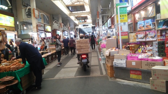 ▲ 매일올레시장 내 모습. 한 오토바이가 방문객 사이로 오가고 있다. ⓒ뉴데일리DB