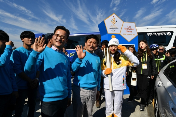 ▲ ‘친환경 성화 봉송 퍼포먼스’에 참가한 이광국 현대자동차 국내영업본부장, 원희룡 제주특별자치도지사, 가수 김소혜양의 모습(왼쪽부터)ⓒ현대자동차