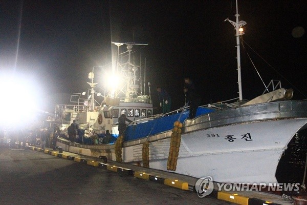 ▲ 후포항에 들어온 흥진호. ⓒ연합뉴스. 무단전재 및 재배포 금지.