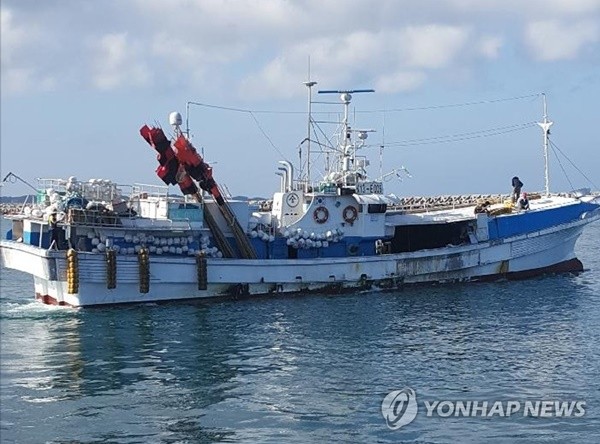 ▲ 흥진호의 사진. 여러 개의 레이더와 통신장비 안테나가 보인다. ⓒ연합뉴스. 무단전재 및 재배포 금지.