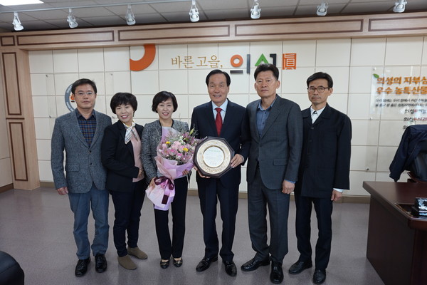 ▲ 의성군이 지난 달 30일 열린 그린대상 시상식에서 최우수상을 수상했다.ⓒ의성군
