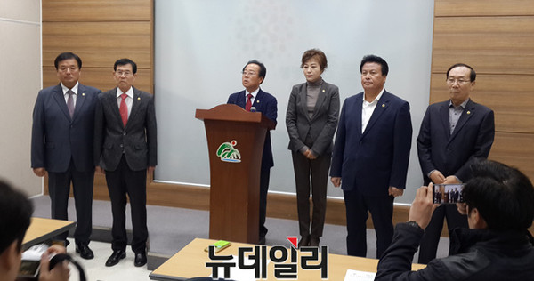 ▲ 자유한국당 소속 충북도의원들이 3일 도청에서 기자회견을 열고 이장섭 정무부지사의 취임을 끝까지 반대한다고 밝히고 있다.ⓒ김종혁 기자