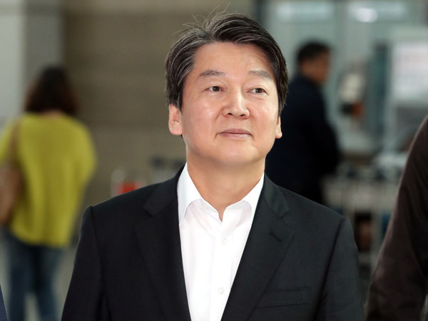 ▲ 국민의당 안철수 대표가 독일과 이스라엘을 방문하기 위해 3일 인천공항에 도착해 출국길에 오르고 있다. ⓒ뉴시스