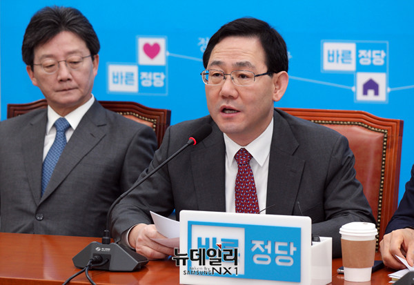 ▲ 주호영 바른정당 원내대표(오른쪽)와 유승민 의원. ⓒ뉴데일리 이기륭 기자