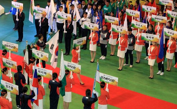 ▲ 3일 충북 진천 화랑관에서 열린 ‘제1회 진천세계청소년무예마스터십’ 개막식에서 선수들이 입장하고 있다.ⓒ충북도