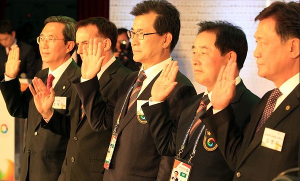 ▲ 3일 충북 진천 화랑관에서 열린 ‘제1회 진천세계청소년무예마스터십’ 개막식에 참석한 이시종 도지사, 김병우 교육감, 송기섭 진천군수 등.ⓒ충북도
