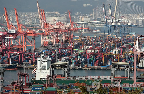 ▲ 올해 3분기(7∼9월) 한국경제가 기대를 훌쩍 뛰어넘어 1%대 중반 높은 성장률을 기록한 가운데 3분기 성장은 수출과 재정이 주도한 것으로 나타났다. 수출은 6.1%나 증가하며 2011년 1분기(6.4%) 이후 6년 반 만에 가장 높은 증가율을 기록했다. 26일 부산항 신선대부두와 감만부두의 모습. ⓒ연합뉴스