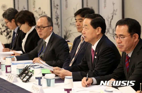 ▲ 2일 서울 종로구 정부서울청사에서 열린 '전국 시·도 부교육감 회의'에서 김상곤 사회부총리 겸 교육부 장관(오른쪽 두번째)이 초·중등교육법 시행령 개정안 입법예고에 대해 발언하고 있다. ⓒ