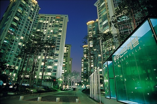 ▲ 강남3구 통틀어 재건축 신화로 회자되는 대치 동부센트레빌 야경사진. ⓒ동부건설