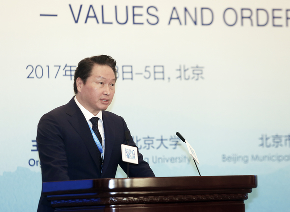 ▲ 최태원 SK그룹 회장이 3일 베이징 댜오위타이(釣魚臺) 국빈관에서 개최된 '베이징포럼 2017'에서 "사회적 가치 중심의 기업경영으로 아시아인의 공동번영을 추구하자"고 제안하는 개막 연설을 하고 있다. ⓒSK