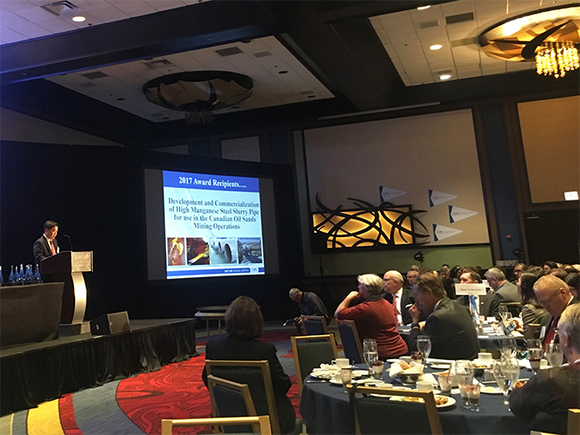 ▲ 주세돈 포스코 에너지조선마케팅실장이 고망간강의 우수성과 적용사례를 주제로 강연을 하고 있다.ⓒ포스코