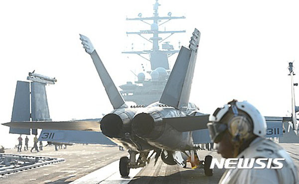 ▲ '사드' 추가 배치와 한미일 군사동맹 추진 포기를 종용했던 中공산당이 이번에는 한반도 주변에 미국이 전개해 놓은 항모강습단의 철수를 요구했다. 사진은 美항공모함에서 전투기가 이륙 준비를 하는 모습. ⓒ뉴시스. 무단전재 및 재배포 금지.