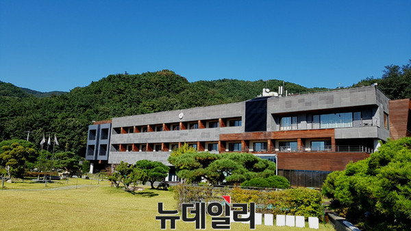 ▲ 전체 6천평 규모의 평산아카데미는 한곳에서 기업체 임직원 교육과 평생교육이 가능한 교육강좌를 개설해 원스톱 교육이 가능한 곳이다. 사진은 평산아카데미 전경.ⓒ뉴데일리