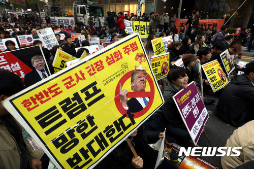 ▲ 4일 오후 서울 종로구 르미에르 빌딩 앞에서 열린 ‘NO 트럼프 NO WAR 범국민대회에서 참가자들이 트럼프 방한 반대 피켓을 들고 구호를 외치고 있다. ⓒ뉴시스