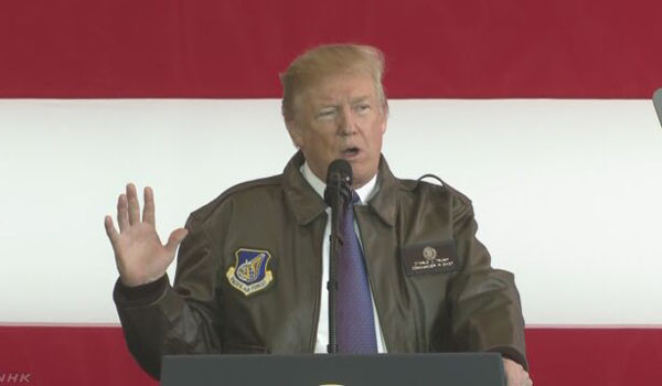 ▲ 도널드 트럼프 美대통령이 5일 오전 10시 40분, 도쿄 인근 요코타 美공군기지에 도착해 장병들 앞에서 연설하는 모습. NHK를 비롯한 日언론들은 트럼프 대통령의 일정을 거의 생중계하다시피 보도하고 있다. ⓒ日NHK 관련보도 화면캡쳐.