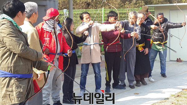 ▲ 4일 충북 청주시 남일국궁장을 찾은 외국인 아티스트들이 온깍지활쏘기학교의 지도를 받으며 국궁체험을 하고 있다.ⓒ김종혁 기자