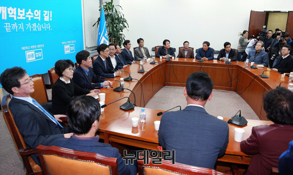 ▲ 바른정당이 5일 국회에서 의원총회를 열고 당의 진로를 논의하고 있다. ⓒ뉴데일리 이기륭 기자