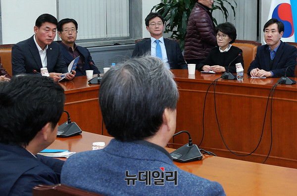 ▲ 5일 국회에서 열린 바른정당 의원총회에서 자강파의 유승민 의원과 통합파의 김무성 의원이 마주 보는 위치에 앉아 있다. ⓒ뉴데일리 이기륭 기자