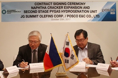 ▲ 한찬건 포스코건설 사장(왼쪽), 제임스 고 JG 써밋 홀딩스 회장(오른쪽)이 EPC 계약을 체결하고 있다. ⓒ포스코건설
