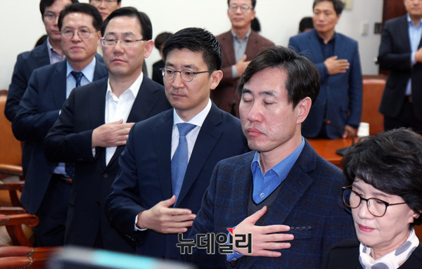 ▲ 바른정당 의원들이 5일 의원총회에 앞서 국민의례를 하고 있다. ⓒ뉴데일리 이기륭 기자