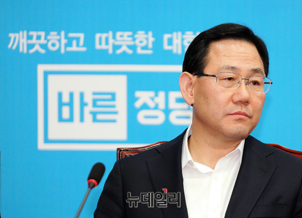 ▲ 바른정당 주호영 대표권한대행이 5일 의원총회 도중 허탈한 표정을 짓고 있다. ⓒ뉴데일리 이기륭 기자