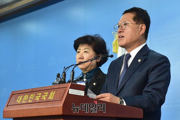 ▲ 바른정당 정운천·박인숙 의원이 6일 국회에서 긴급기자회견을 열고 11·13 전당대회 하차를 전격 선언하고 있다. ⓒ뉴데일리 이종현 기자