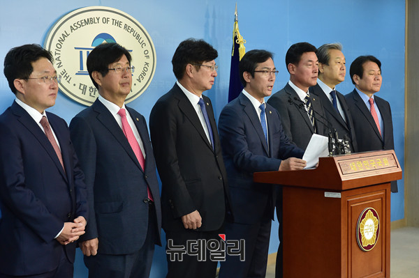 ▲ 탈당 선언을 하는 바른정당 통합파 의원. ⓒ뉴데일리 이종현 기자