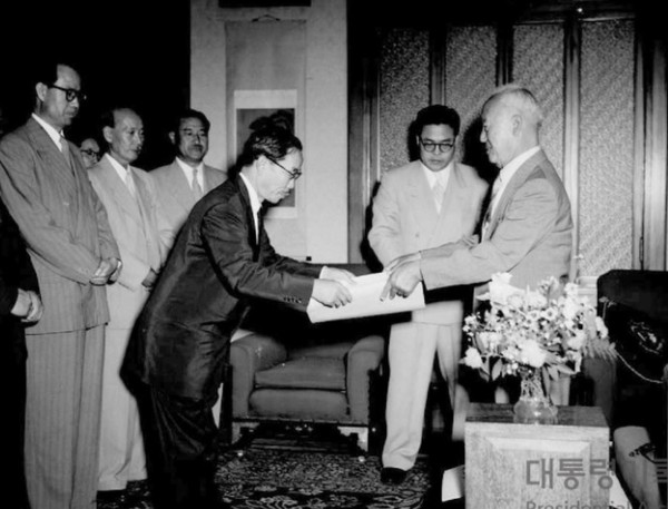 ▲ 제네바 협상을 성공시키고 돌아온 변영태 외무장관에게 경무대에서 국무총리 임명장을 주는 이승만 대통령(오른쪽).ⓒ대통령 기록관