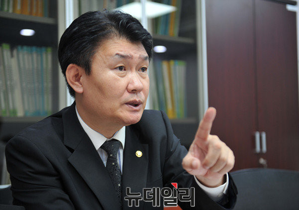 ▲ 자유한국당 정용기 의원(사진)은 6일 국회에서 열린 운영위 국정감사에서 흥진호 나포 당시 문재인 대통령의 48시간 행적을 시간 단위로 제출할 것을 요구해 눈길을 끌었다. ⓒ뉴데일리 이종현 기자