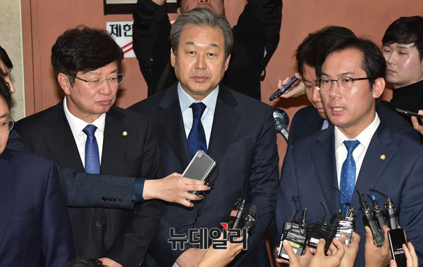 ▲ (왼쪽부터) 바른정당 이종구, 김무성, 김우영 의원. ⓒ뉴데일리 이종현 기자